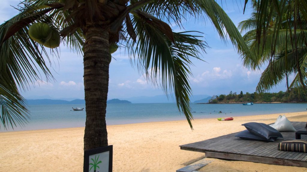 Strandabschnitt des Ao Mae Mai am Blue Sky Resort auf Koh Phayam