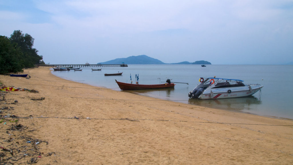 Strandabschnitt des Ao Mae Mai in der Nähe des Piers und Pier Tempels, Koh Phayam