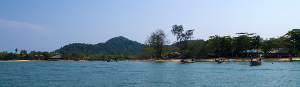 Der nördliche und südliche Teil des Ao Mae Mai Strandes auf Koh Phayam