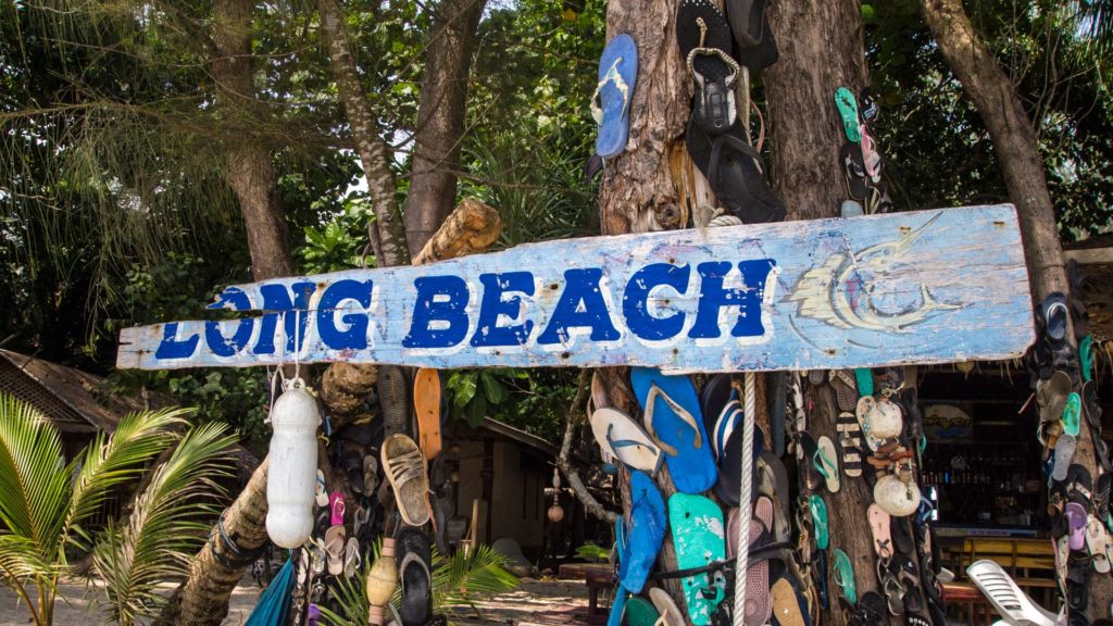 Schild am Long Beach auf Koh Phayam