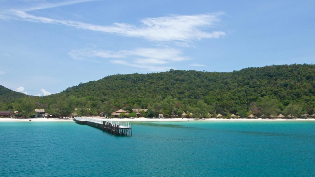 Aussicht auf die Saracen Bay auf Koh Rong Samloem in Kambodscha