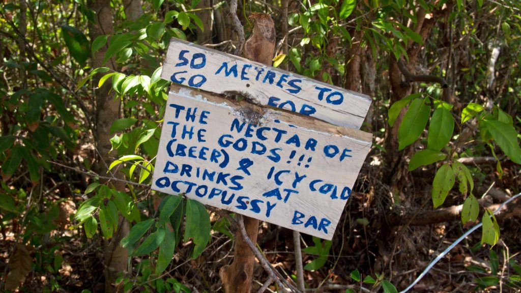 50 Meter bis zum Nektar der Götter - Bier, Schild auf Koh Rong Samloem