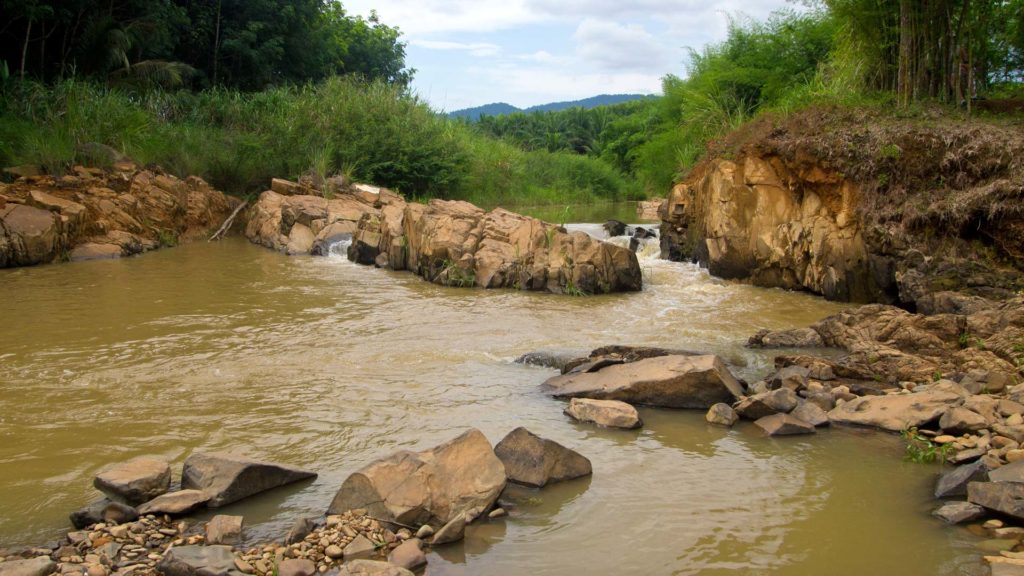 Fluss mit Edelsteinen im Chong Chang Tune Live Ecomuseum in Trat