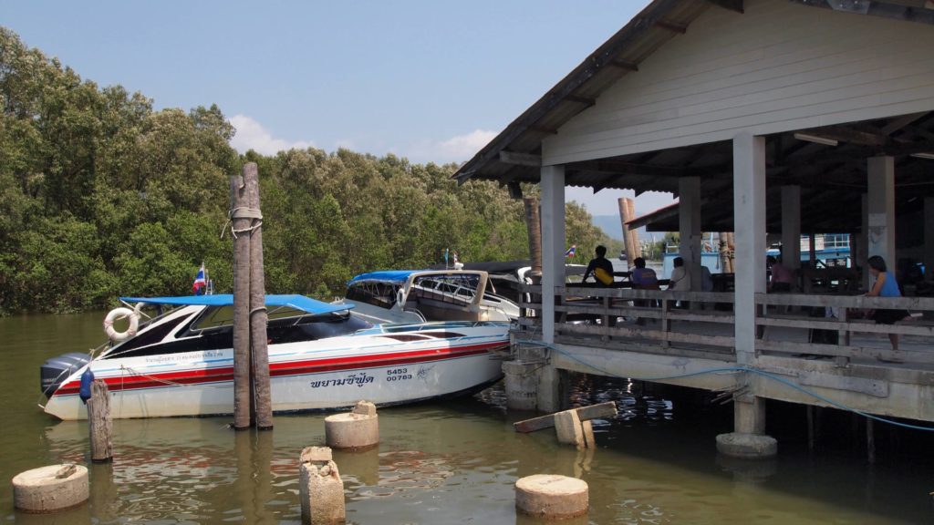 Speedboote am Ranong Pier