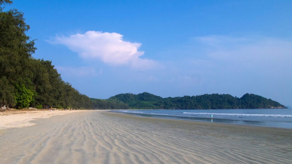 Der menschenleere Long Beach (Ao Yai) auf Koh Phayam