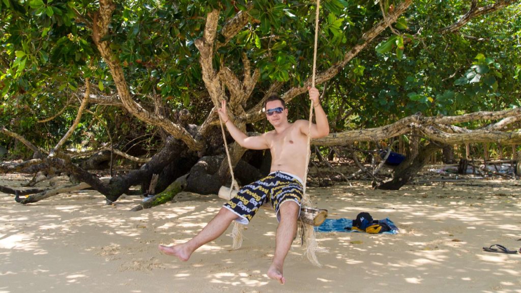 Marcel beim Schaukeln am Ao Kwang Peeb (Monkey Bay), Koh Phayam