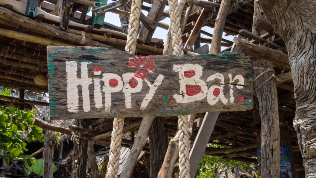 Schild beim Eingang zu der Hippy Bar auf Koh Phayam