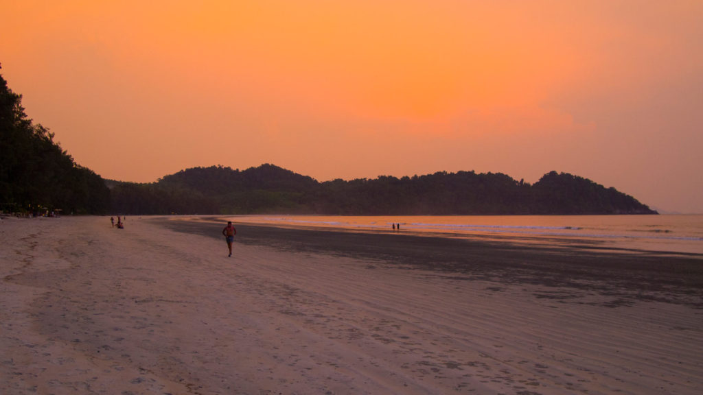 Sonnenuntergang am Long Beach auf Koh Phayam, Thailand