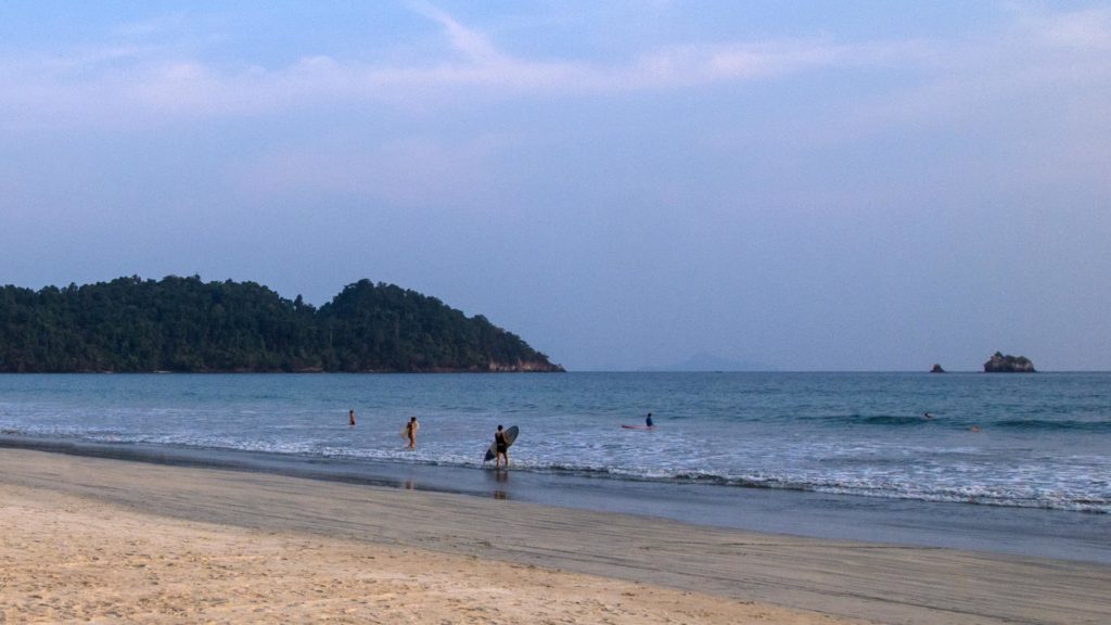 Surfen am Long Beach auf Koh Phayam