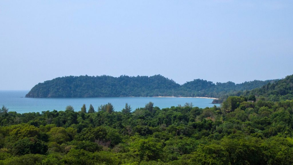 Aussicht vom Viewpoint auf die große Bucht des Buffalo Bays, Koh Phayam