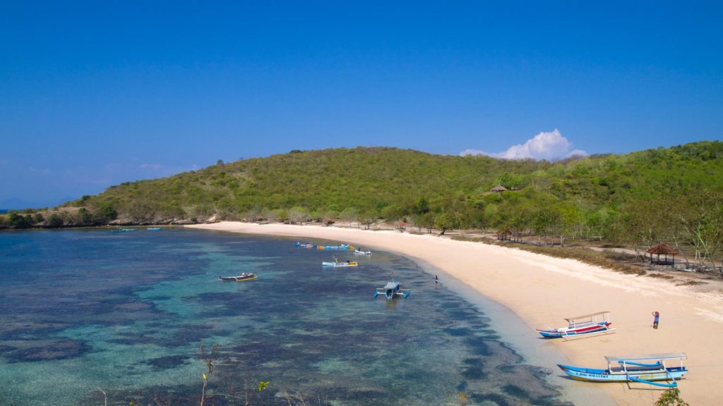 Aussicht auf den Pink Beach bei Ebbe, Lombok, Indonesien