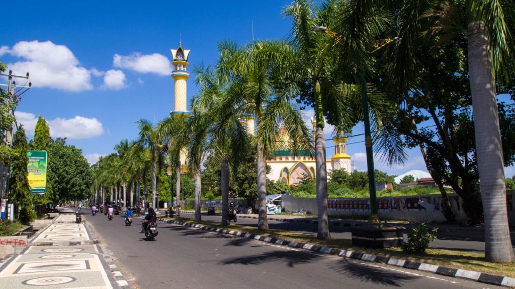 Die Jalan Udayana mit dem Islamic Center im Hintergrund