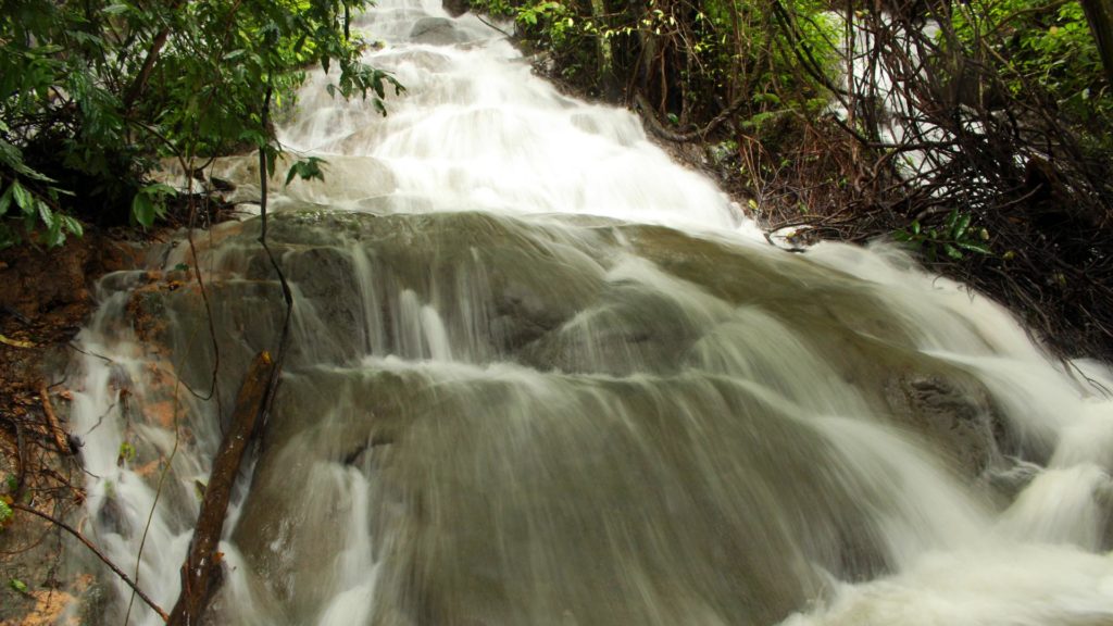 Der Bang Hoi Wasserfall am Cheow Lan Lake im Khao Sok Nationalpark