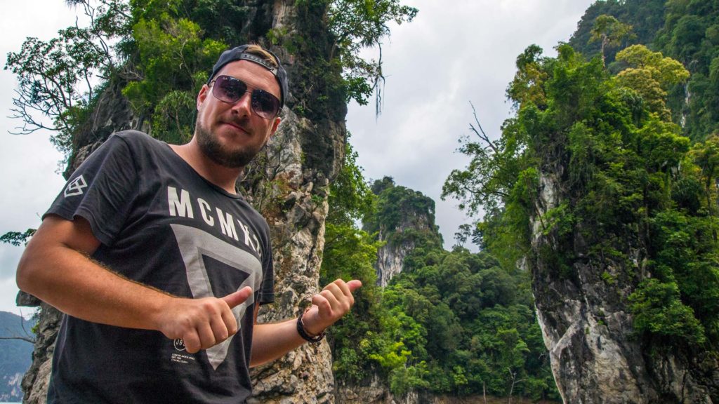 Tobi an den drei Felsen, Hin Sam Glur, im Khao Sok Nationalpark