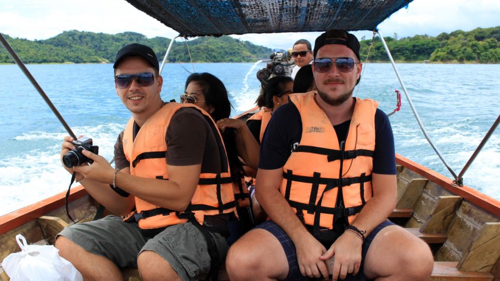 Marcel und Tobi im Longtailboot im Khao Sok Nationalpark