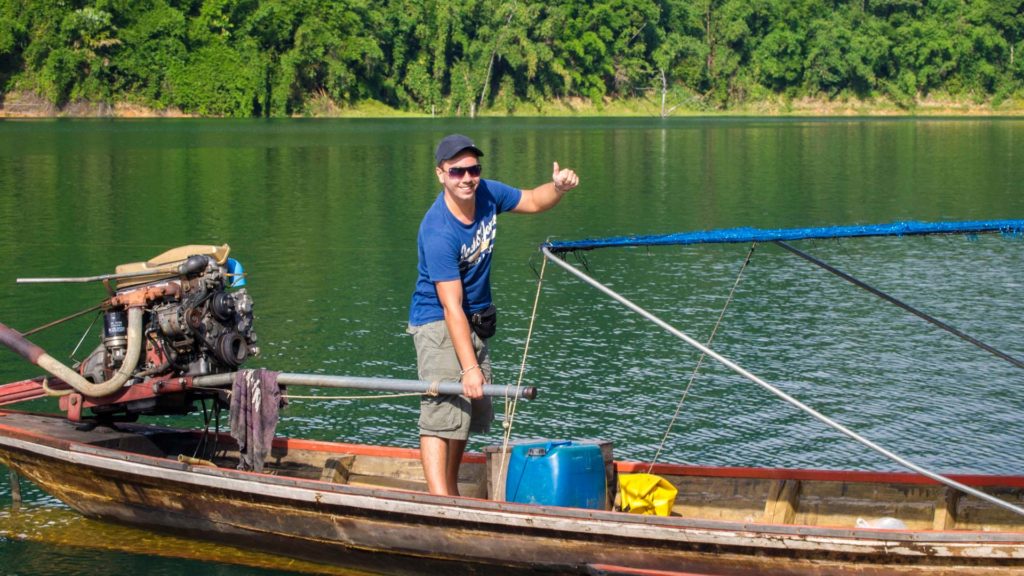 Marcel beim Fahren des Longtailbootes im Khao Sok Nationalpark