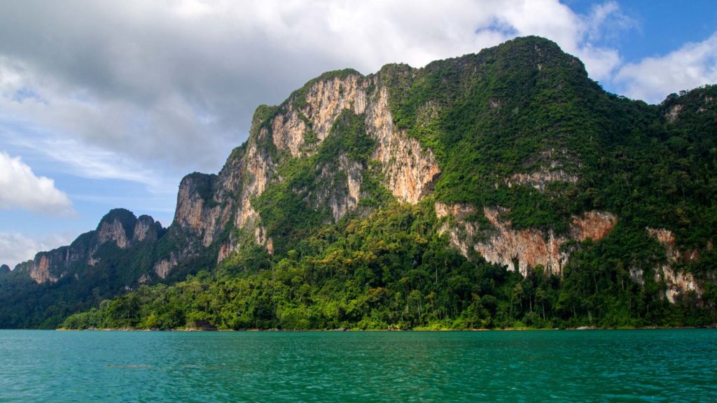 Felsen auf dem Cheow Lan Lake, Khao Sok