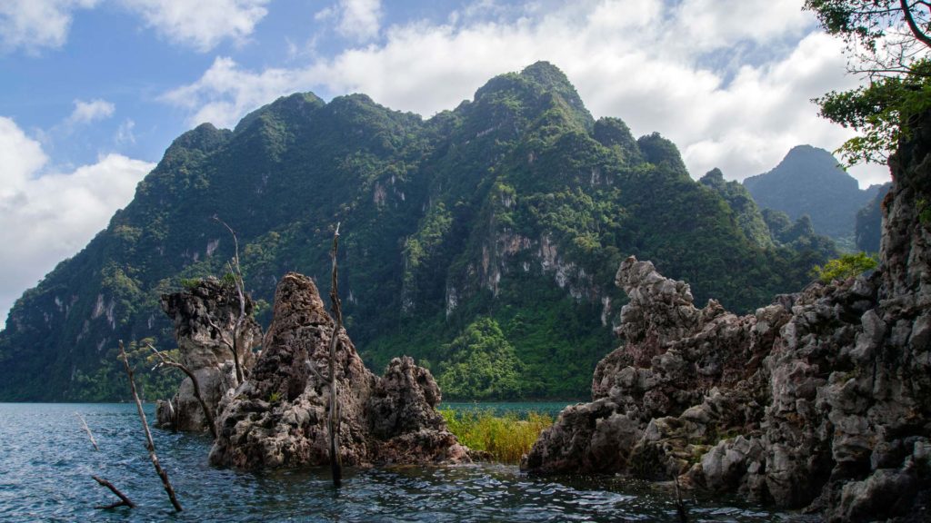 Beeindruckende Felsen auf dem Cheow Lan Lake