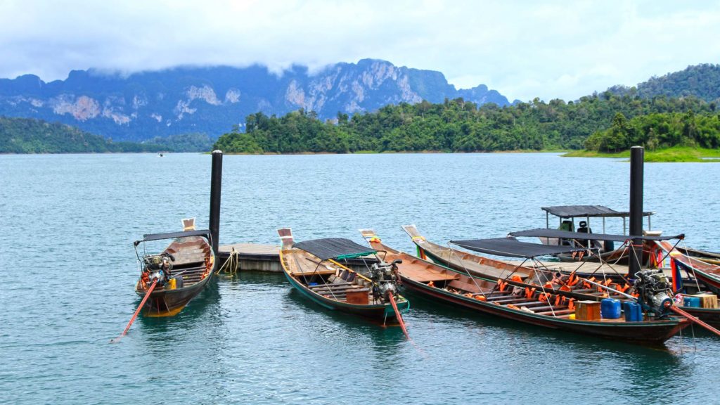 Das Pier am Ratchaprapha Damm im Khao Sok Nationalpark