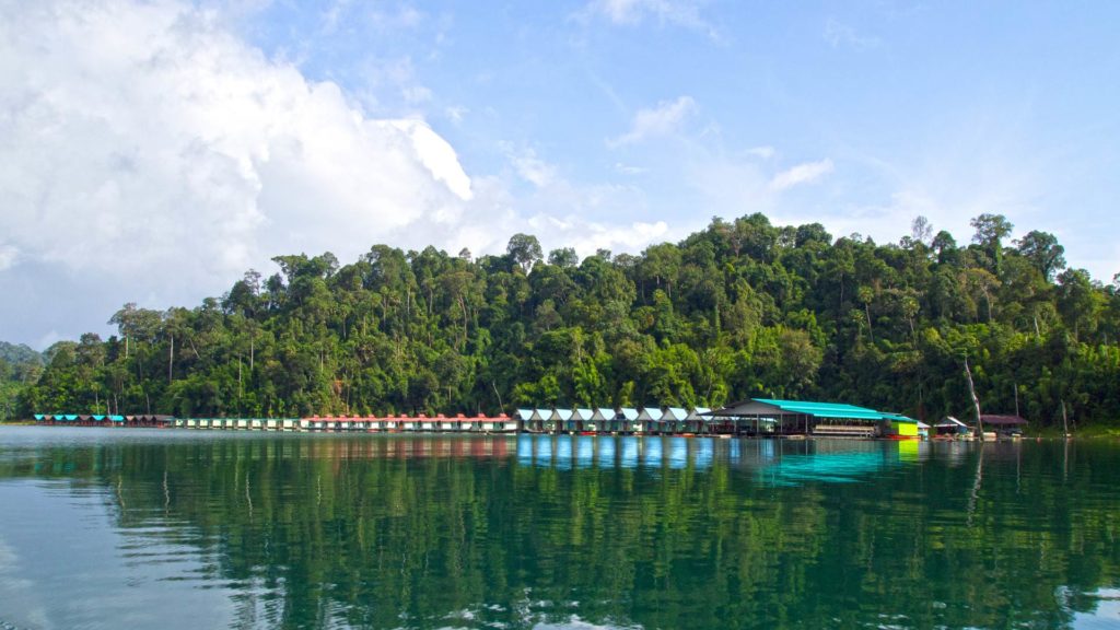 Die Anlage des Smiley Lakehouse am Cheow Lan Lake, Khao Sok