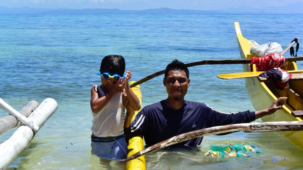 Fischer im Wasser auf Malapascua, Philippinen