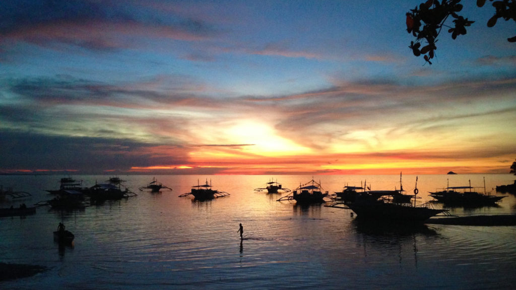 Sonnenuntergang von der Sunset Bar mit Fischerbooten am Strand, Malapascua