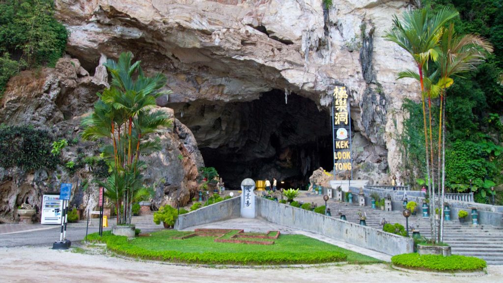 Der Eingang zum Kek Lok Tong Tempel in Ipoh