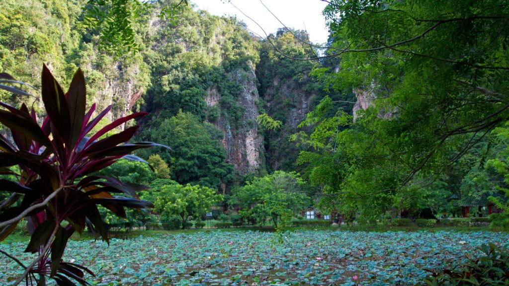 Der kleine Park im Inneren der Felsen hinter dem Kek Lok Tong Tempel in Ipoh
