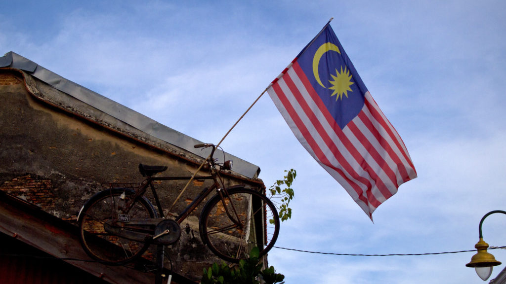Die malaysische Flagge und Streetart in George Town auf Penang