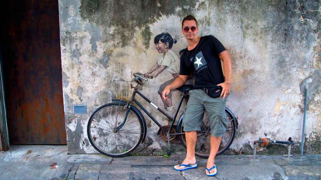 Marcel und eines der berühmten Streetart-Werke auf Penang