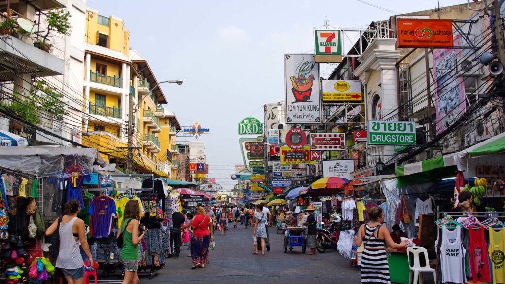 Bangkoks berühmte Backpackermeile, die Khao San Road