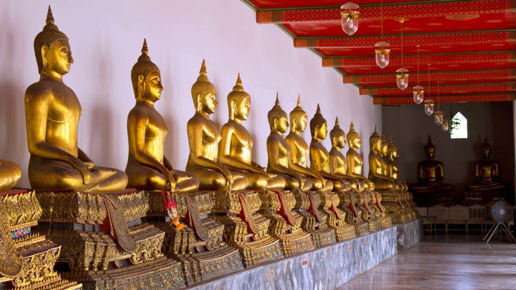 Einige Statuen von Buddha im Wat Pho von Bangkok
