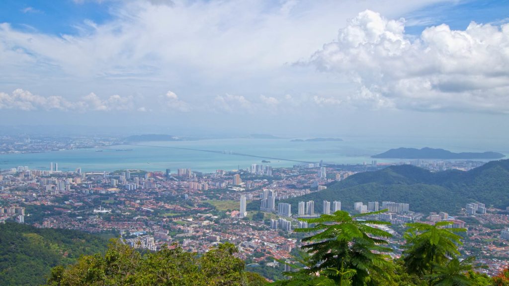 Die Aussicht vom Penang Hill auf George Town, das Festland Malaysias und die Penang Bridge