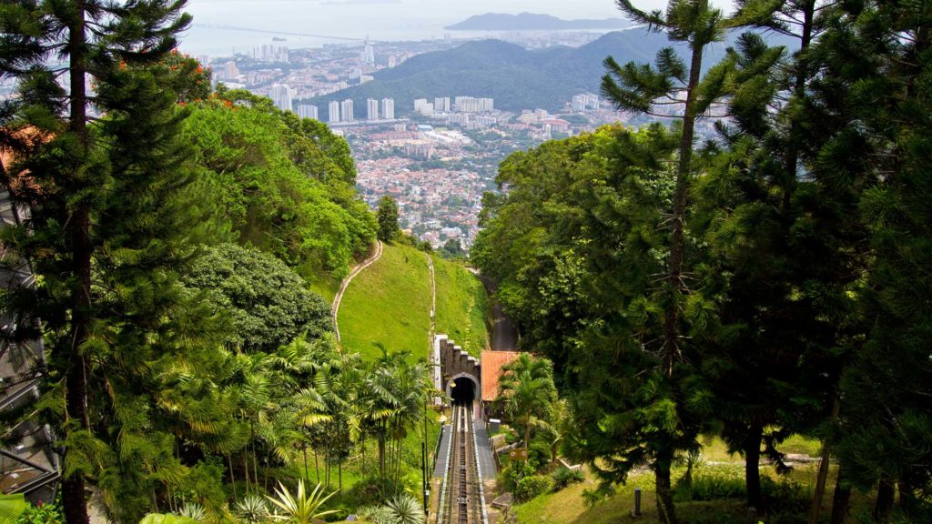 Die Aussicht auf den Penang Hill Railway mit George Town im Hintergrund