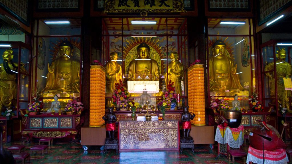 Buddha-Statuen im Inneren des Kek Lok Si Tempel