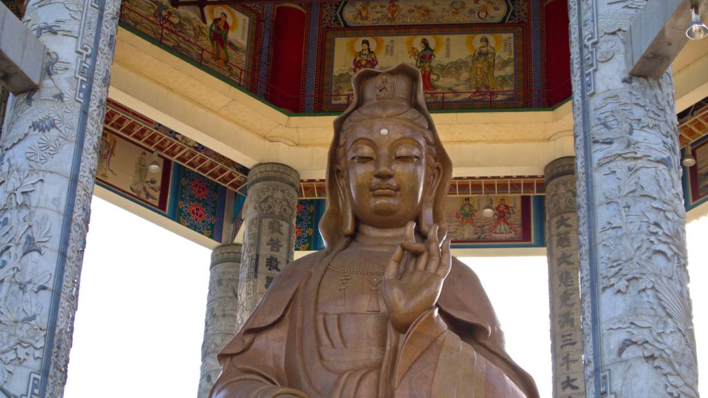 Die Kuan Yin Statue auf der Spitze des Kek Lok Si Tempels