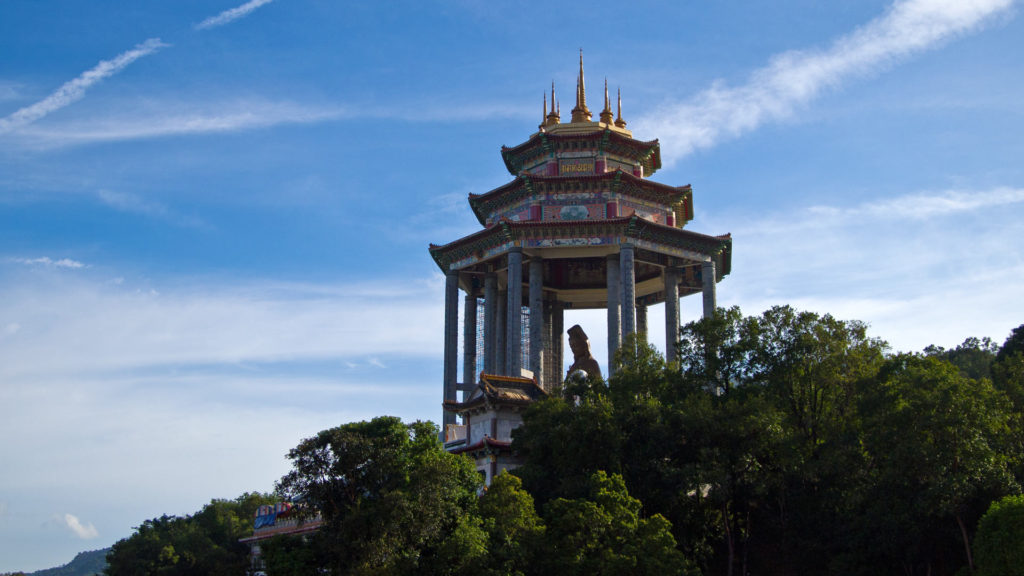 Aussicht auf die 30 Meter hohe Kuan Yin Statue im Kek Lok Si Tempel