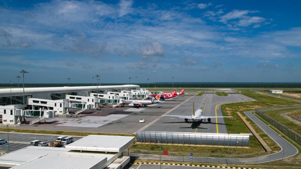 Aussicht vom Flughafengebäude auf die Gates und den Runway des KLIA2 in Kuala Lumpur