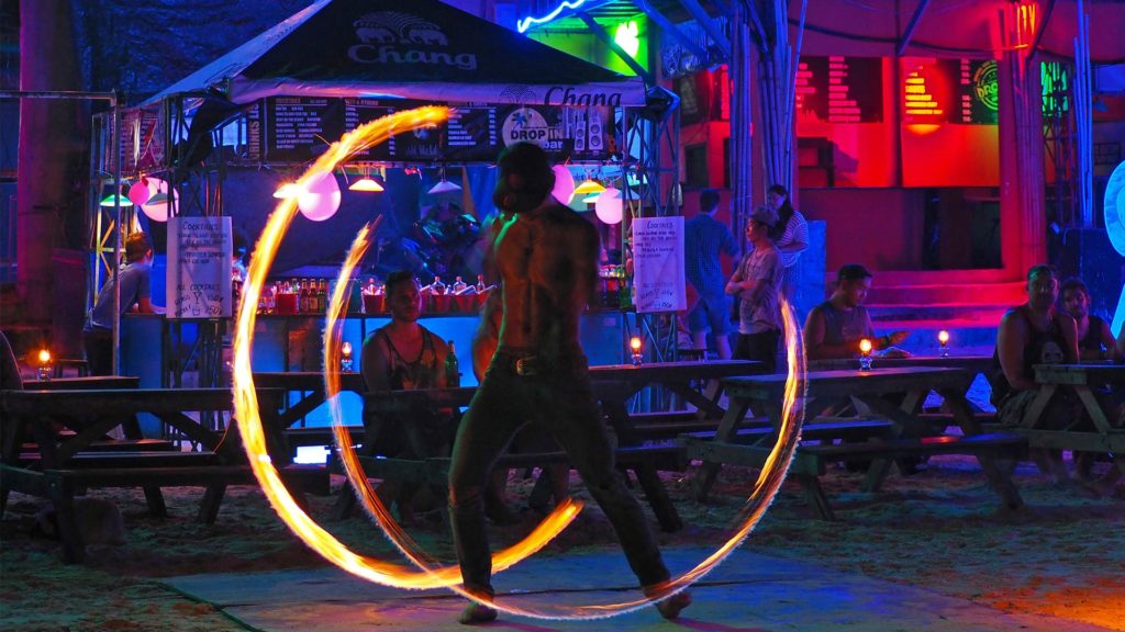 Feuershow der Drop In Bar am Strand von Haad Rin