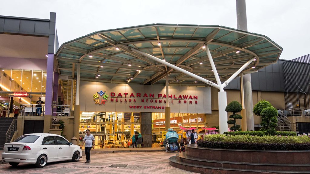 Der westliche Eingang zur Dataran Pahlawan Mall von Melaka