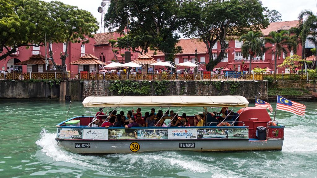 Ein Boot der Melaka River Cruise
