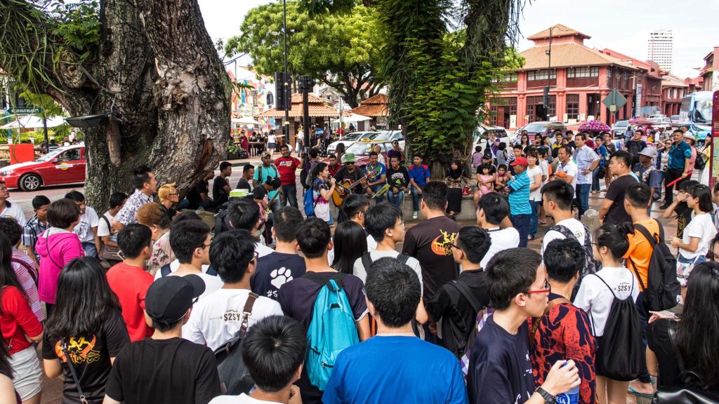 Menschenmenge am roten Platz von Melaka