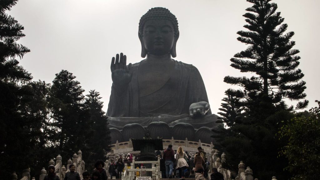 Der Big Buddha (Amitabha Buddha) in Hong Kong mit Swastika auf der Brust