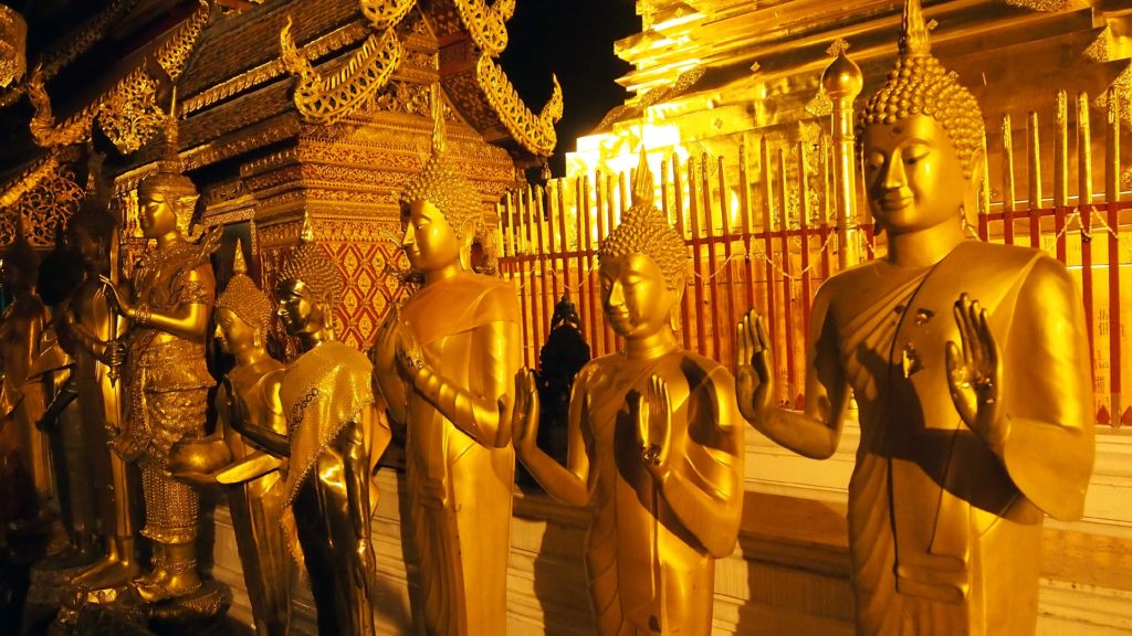 Goldene Statuen von Devas und vom stehenden Buddha Gautama im Wat Phra That Doi Suthep, Chiang Mai