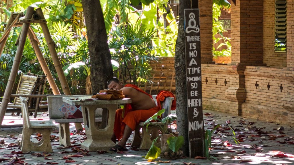 Schlafender Mönch im Wat Jetlin, Chiang Mai