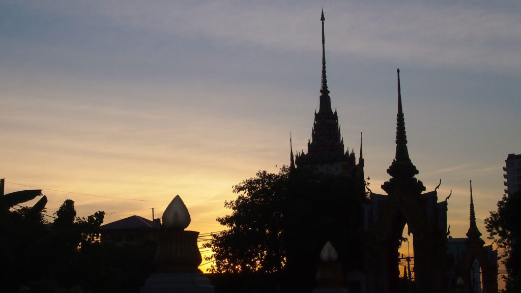 Sonnenuntergang in einem thailändischen Tempel auf Phuket