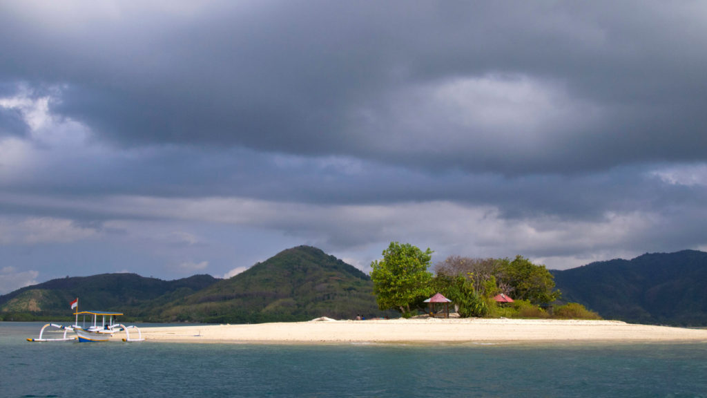Kleiner Regenschauer vor der Insel Gili Kedis bei Lombok