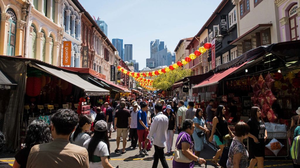 Menschen im Chinatown von Singapur