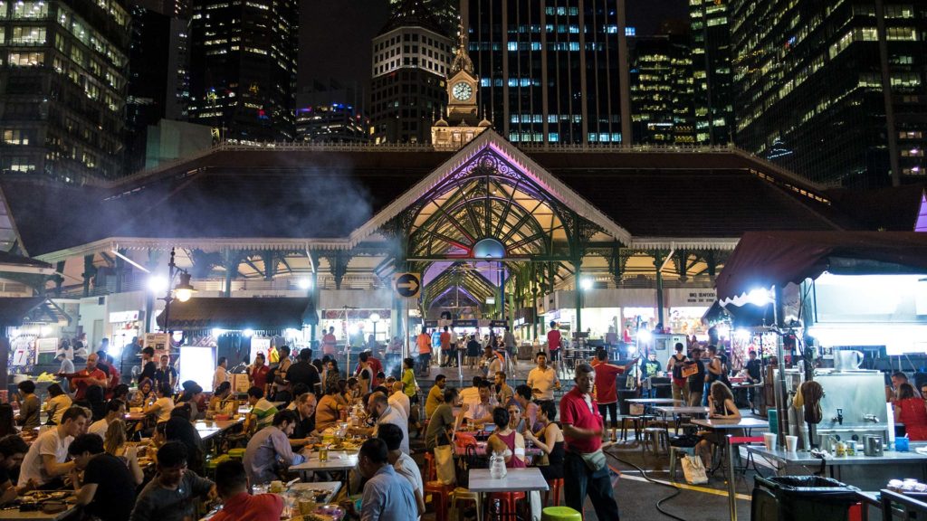 Das faszinierende Lau Pa Sat Hawker Centre inmitten der Skyline von Singapur