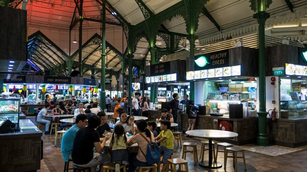 Im Inneren des Lau Pa Sat Hawker Centre von Singapur